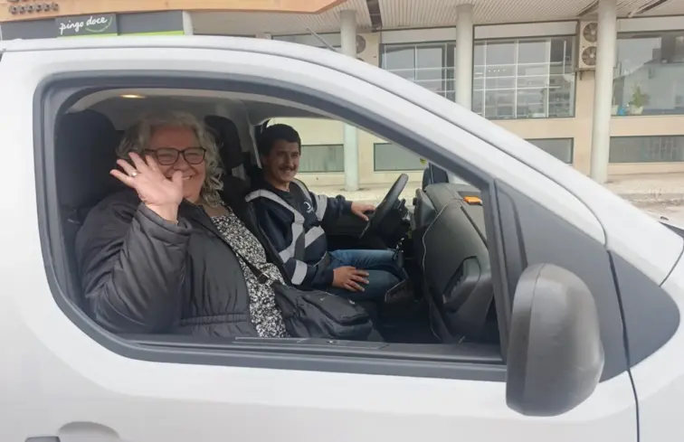 Cliente do serviço Transporte a Pedido dentro da viatura com motorista prestes a partir viagem rumo ao destino